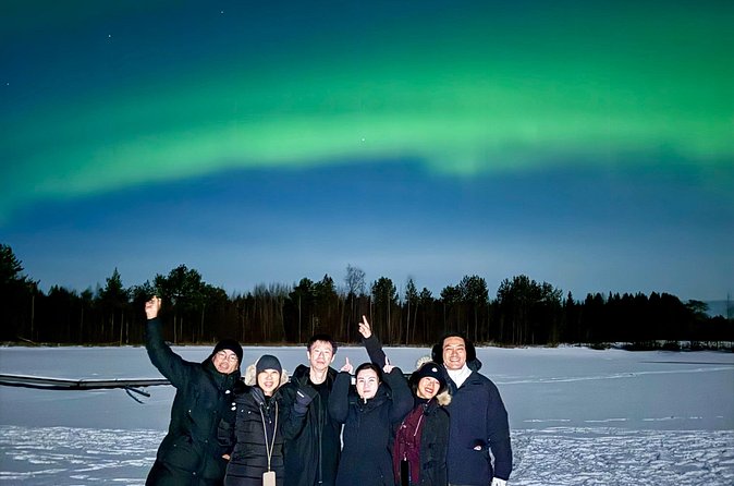Family Friendly Northern Lights Tour in Rovaniemi - The guide matters: photos, warm drink, and time to look up