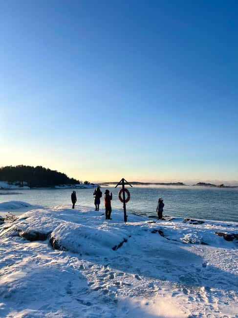 From Helsinki: Archipelago Excursion in Porkkalaniemi - What your guide will point out: berries, mushrooms, birds, and winter play