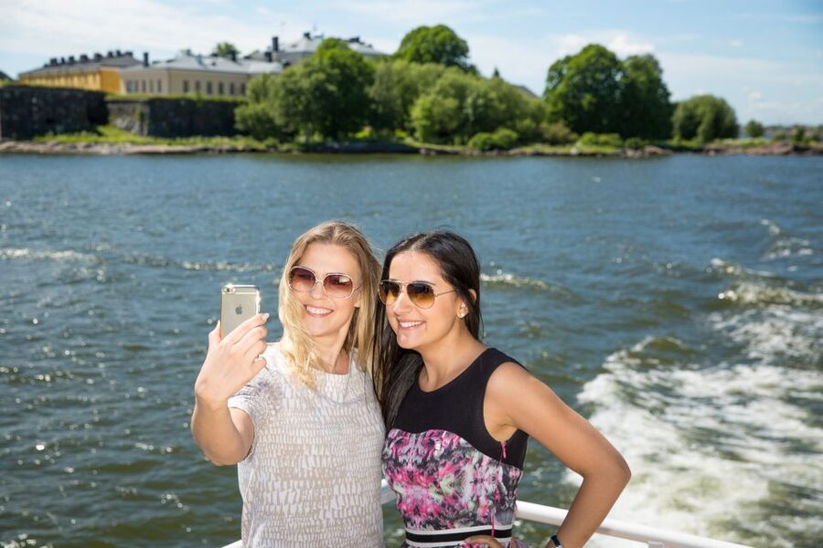 Helsinki: City Highlights 1.5-Hour Archipelago Cruise - Uunisaari to Liuskasaari: spotting islands like local districts