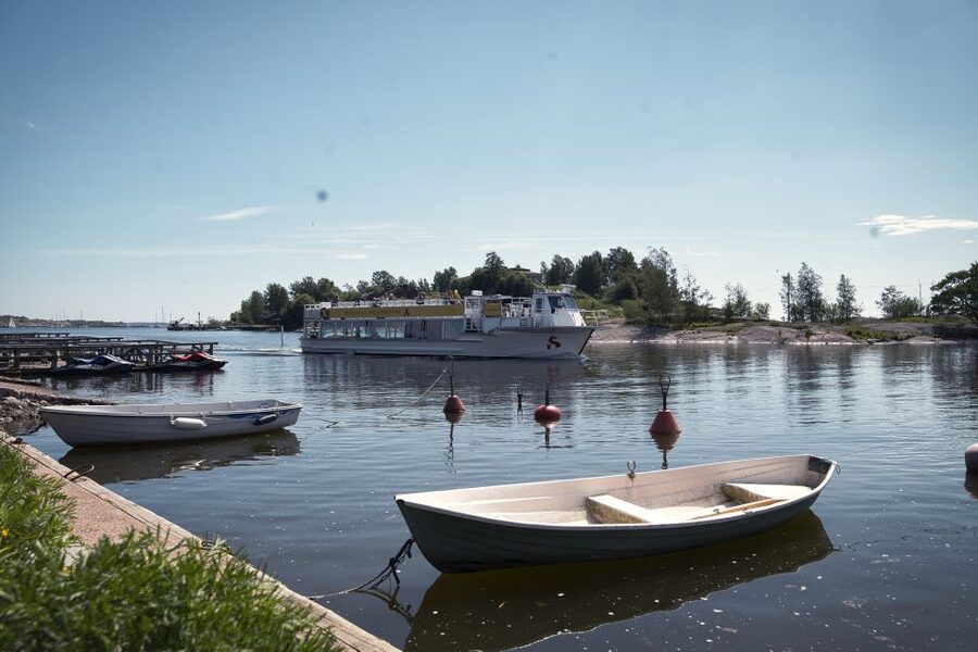 Helsinki: City Highlights 1.5-Hour Archipelago Cruise - Suomenlinna pass-by: the fort island you see from sea level