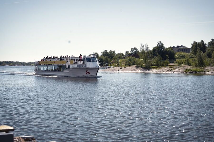 Helsinki: City Highlights 1.5-Hour Archipelago Cruise - Helsinki Zoo area: when the cruise lines up with Korkeasaari