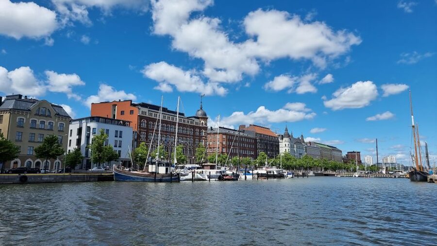 Helsinki: Private City Highlights Tour by VIP car - Ullanlinna, Eira, and Kaivopuisto: Art Nouveau Streets With a Real Local Feel