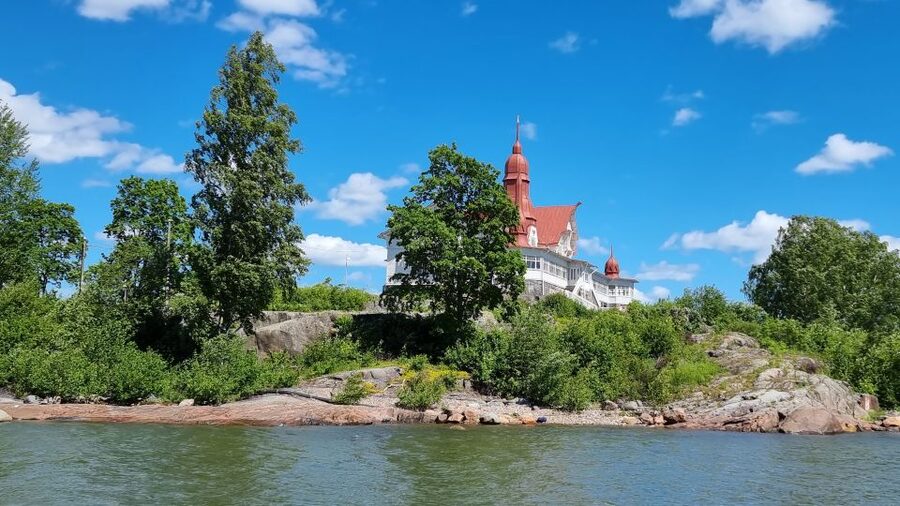 Helsinki: Private City Highlights Tour by VIP car - Esplanade Park and Market Square: The Heartbeat of Central Helsinki