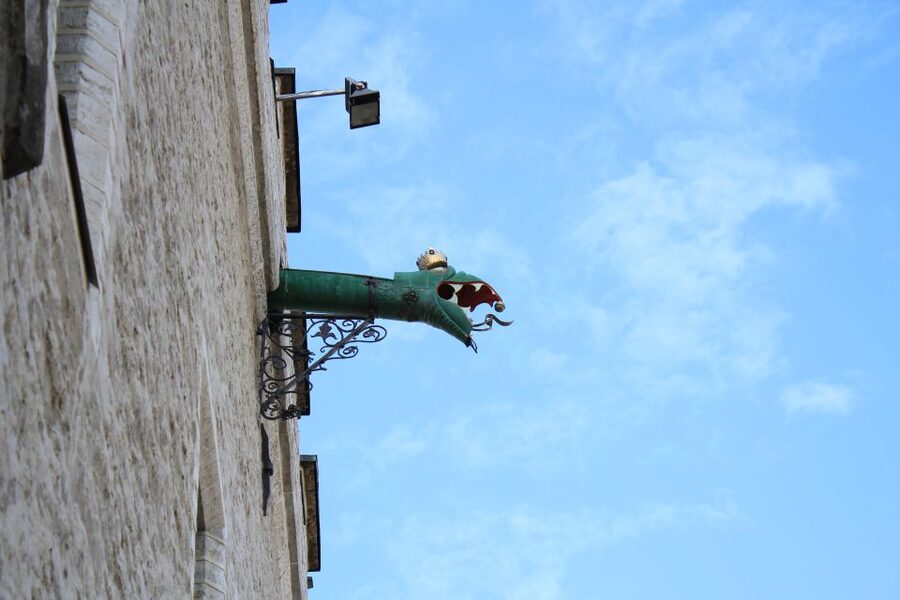 Helsinki: Tallinn Guided Day Tour with Ferry Crossing - Walking Tallinn Old Town with the guide: Viru Gate, Town Hall, and the medieval layout