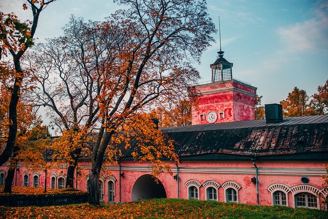 Helsinki walking tour with a city planner - Senate Square (15 minutes): the political stage where Helsinki announces itself