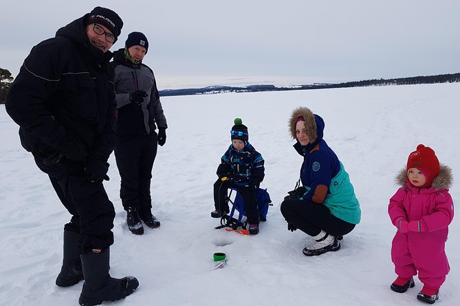 Ice fishing by car with hot beverages at Pyhä-Luosto - Drilling the ice hole, what it feels like and what to listen for