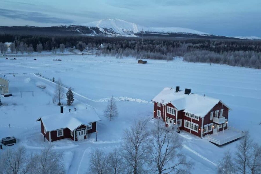 Ice-Fishing by Foot on Lake Ylläsjärvi - Safari House Start: Meeting the Guide and Getting Warm