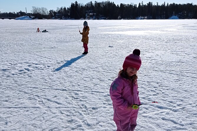 Ice fishing experience with Backpacker Helsinki Tour - David and the guide style: instruction plus keeping it fun