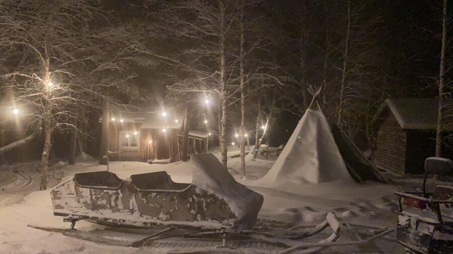 Icefishing and tasting in Lake Inari - The fire-cooked fish picnic and warm drinks that make the cold feel worth it