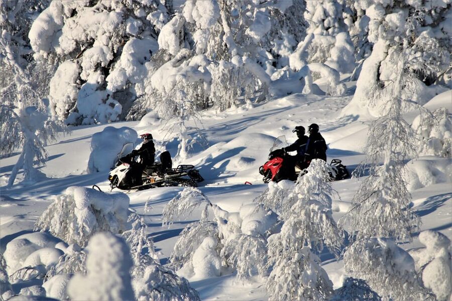 King of Ylläs: Snowmobiling to the Hill - The start of the route: instructions, then off to the fell