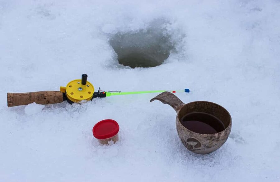 Levi: A fun Ice Fishing Experience in Levi, 3 HOURS - From Levi Tourist Office to the Frozen Lake, the Timing Makes Sense
