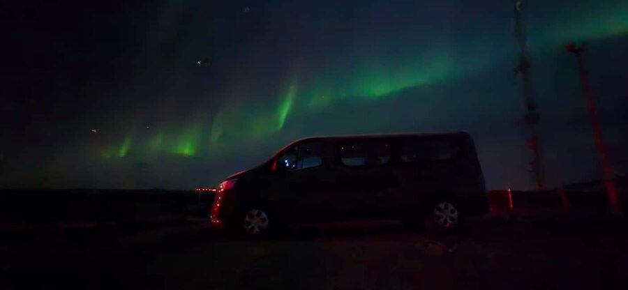 Levi: Northern Lights by Minivan with hot drinks and snacks - Why this Levi-to-wilderness minivan hunt works better than waiting in town