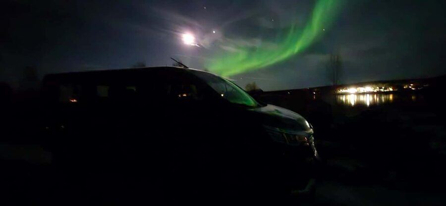 Levi: Northern Lights by Minivan with hot drinks and snacks - Guide skills and photo help: why it feels smooth, not rushed