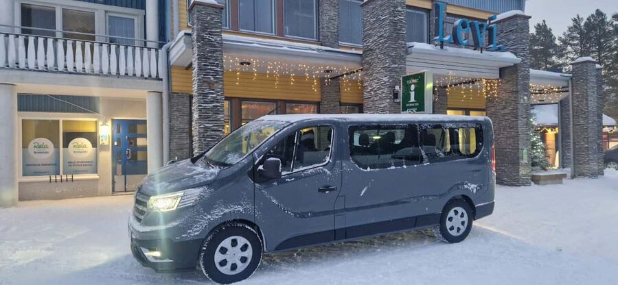 Levi: Northern Lights by Minivan with hot drinks and snacks - The 3-hour flow: pickup in Sirkka, then photo stops and sky time