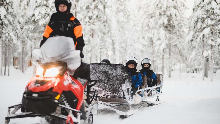 Levi: Snowmobile Safari to the Levi Nature - Driving the Snowmobile: Instructions, Control, and Driver Switches