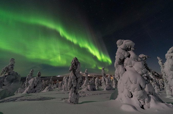 Northern lights hunting by minibus - Multiple sky stops: why “one location” is risky