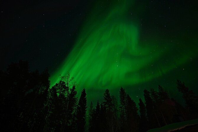 Northern Lights Hunting in Lappish old cottage - Getting photos when the aurora is faint: what to expect