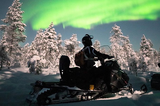 Northern lights safari by snowmobile - Guides and group energy: what really drives the quality
