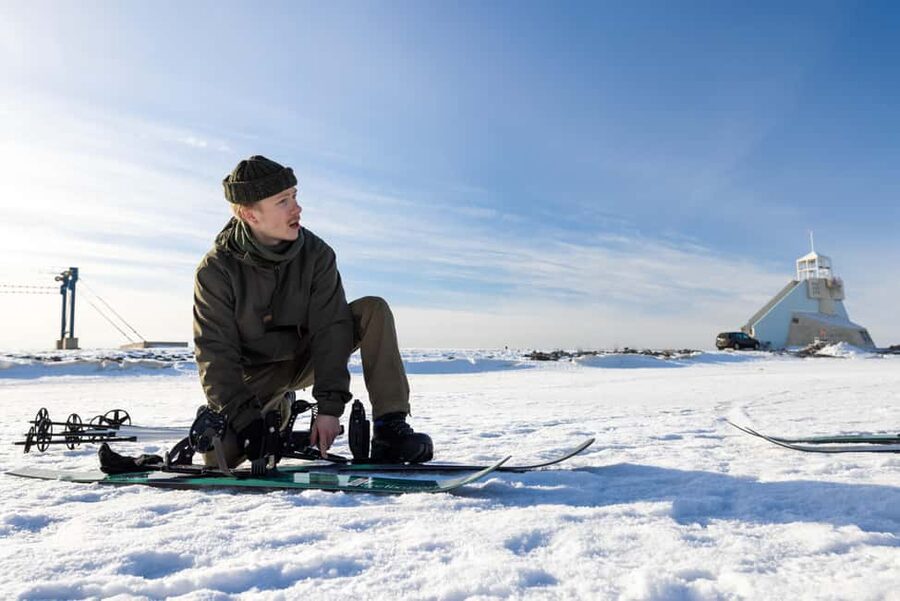 Oulu: Arctic Sea Snowshoe Experience - Getting to the Nallikari Experience Center (and finding the front door)