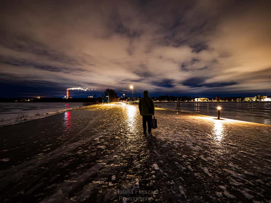 Oulu: Guided Night Walking Tour with Northern Lights Hunting - 3 hours and about 8 km: how demanding is the walk?