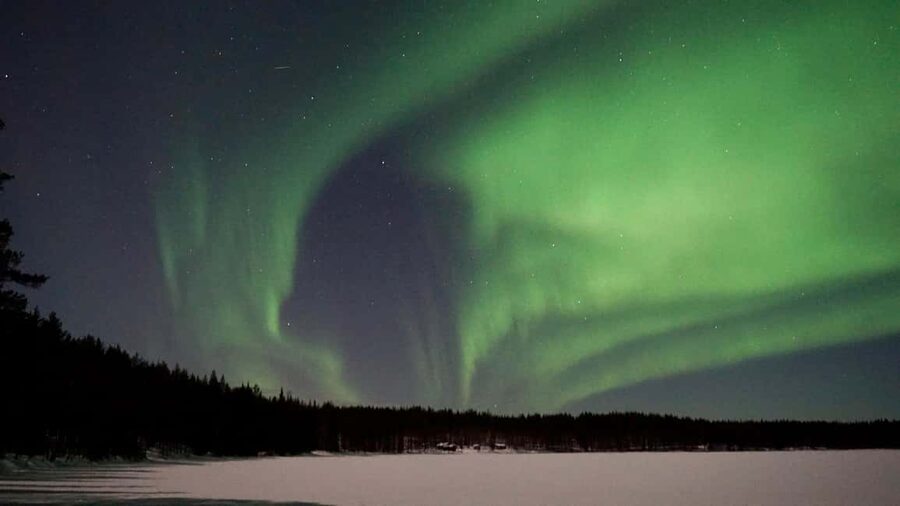 Rovaniemi: Aurora Hunting Photography Tour with Barbeque - Photos Included: When the Guide Brings the Camera Skills You Came for
