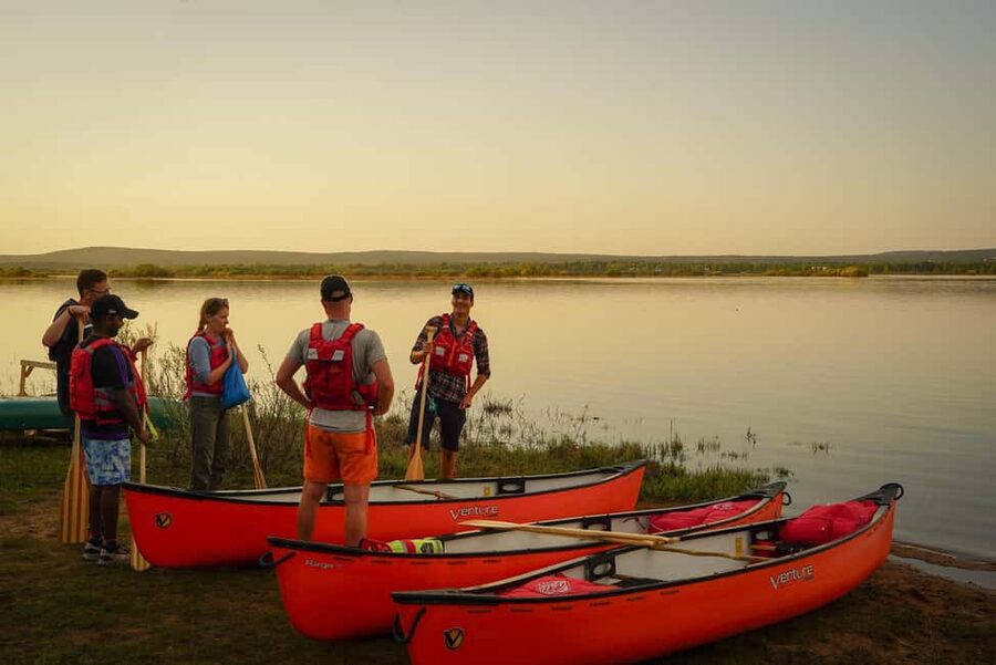 Rovaniemi: Canoe Trip under the Midnight Sun - Snacks and hot drinks: the morale boost at the right time