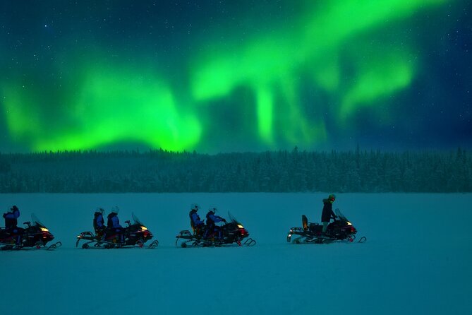 Rovaniemi: Drive New 2025 Snowmobiles - Aurora Adventure - Pickup in a brand-new 2025 luxury 4x4 van, then straight to the wilderness