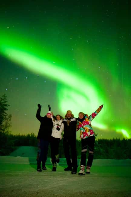 Rovaniemi: Family-Friendly Northern Lights Tour - Hot Drinks, Snacks, and Photo Tips for a Sky-First Experience