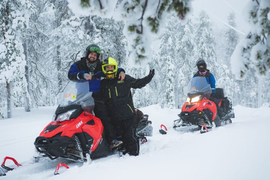 Rovaniemi: Full-Day Snowmobile Safari into the Wilderness - The mid-day break: lunch around the fire in a kota or wooden cabin
