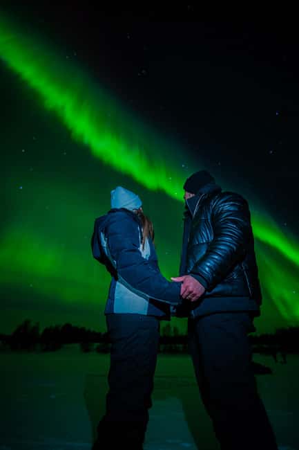 Rovaniemi: Guaranteed Aurora Hunt with Local Guides & Photos - The smart part: real-time aurora data and weather forecasting