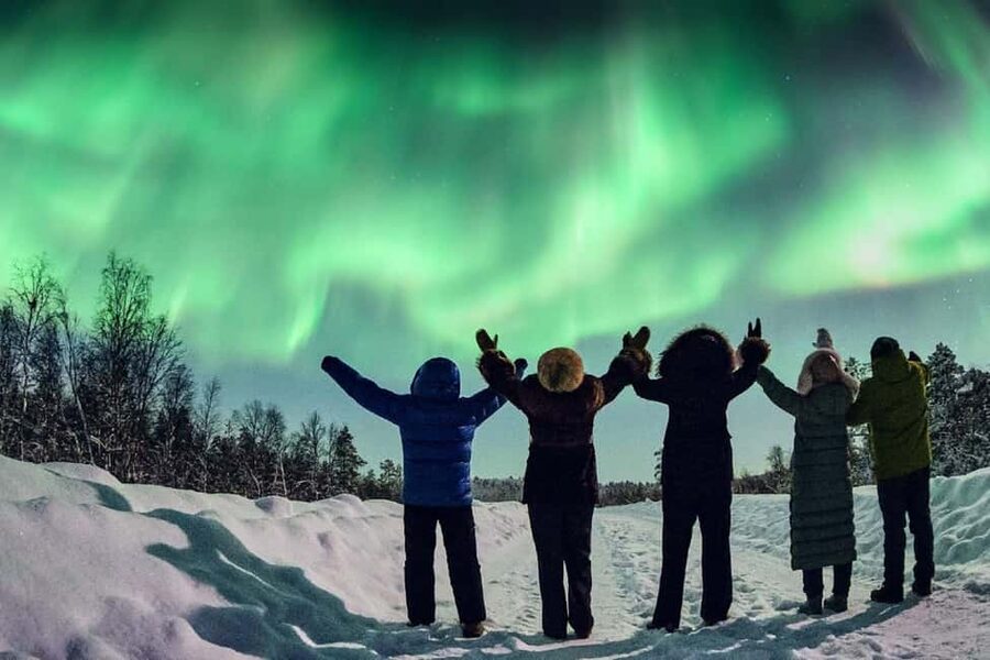 Rovaniemi: Northern Lights Aurora Guarantee Tour - Weather snacks and hot drinks, the small detail that changes the night