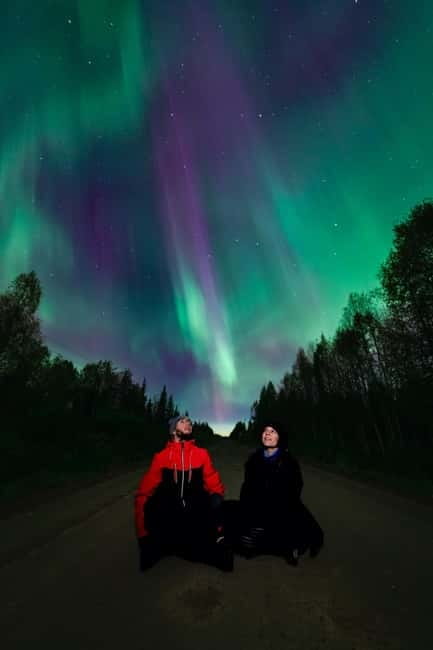 Rovaniemi: Northern Lights Family Tour with Photographer - Comfort in the Arctic Night: Hot Drinks, Dark Skies, and Group Energy