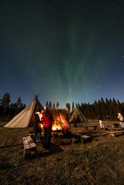 Rovaniemi: Northern Lights Photography Tour & BBQ - Rovaniemi night logistics: start in the city, then move into the dark
