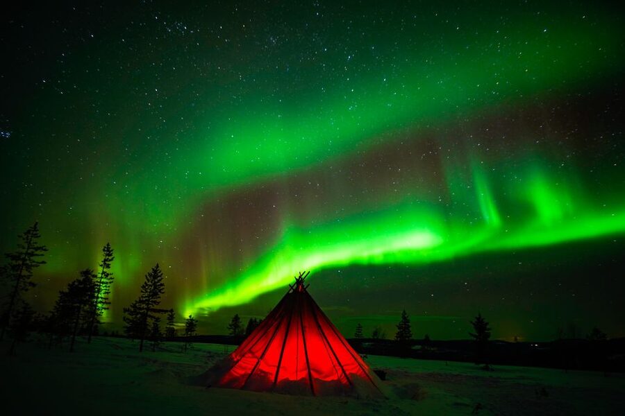 Rovaniemi: Northern Lights Snowmobile Tour - Campfire warmth and grilled snack breaks in the frozen dark