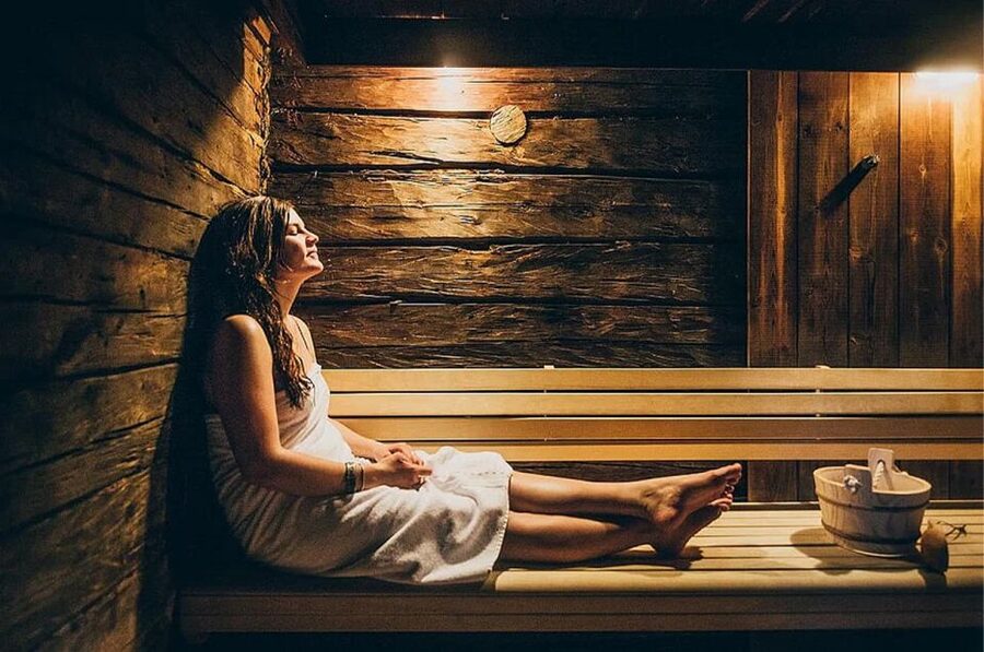 Rovaniemi: Northern Lights Trip with Arctic Sauna & Jacuzzi - Relaxing in the open-air jacuzzi while you scan the sky