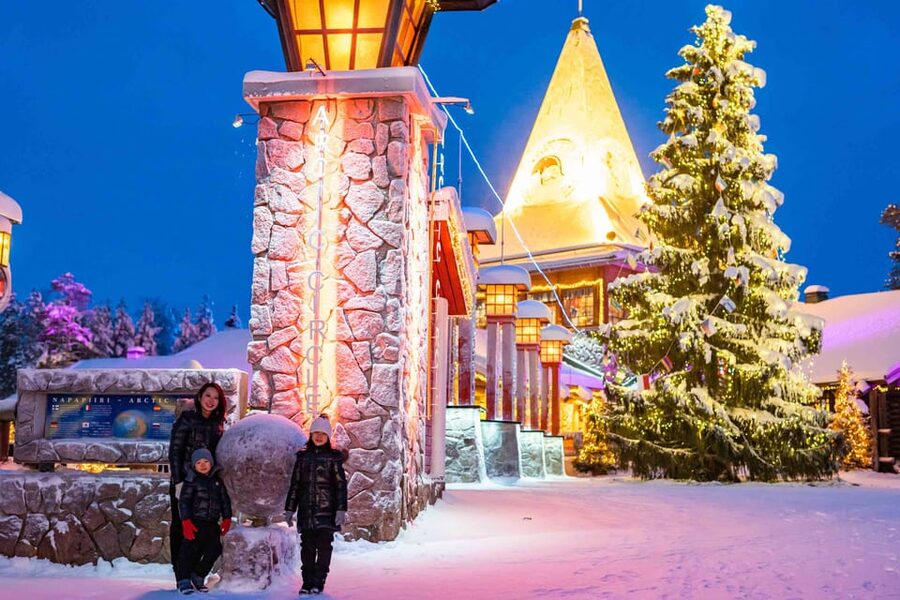 Rovaniemi: Private Pro Photoshoot in Santa Claus Village - How the Price Works for Up to 8 People