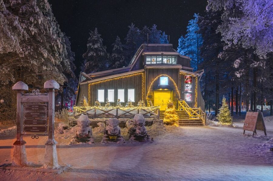 Rovaniemi: Search for Northern Lights Snowmobiling Trip - Northern Lights by snowmobile outside Rovaniemi