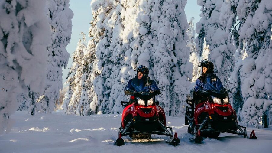 Rovaniemi: Snowmobile Adventure Tour for Adults Only - Safety rules to respect, even when you are chasing speed