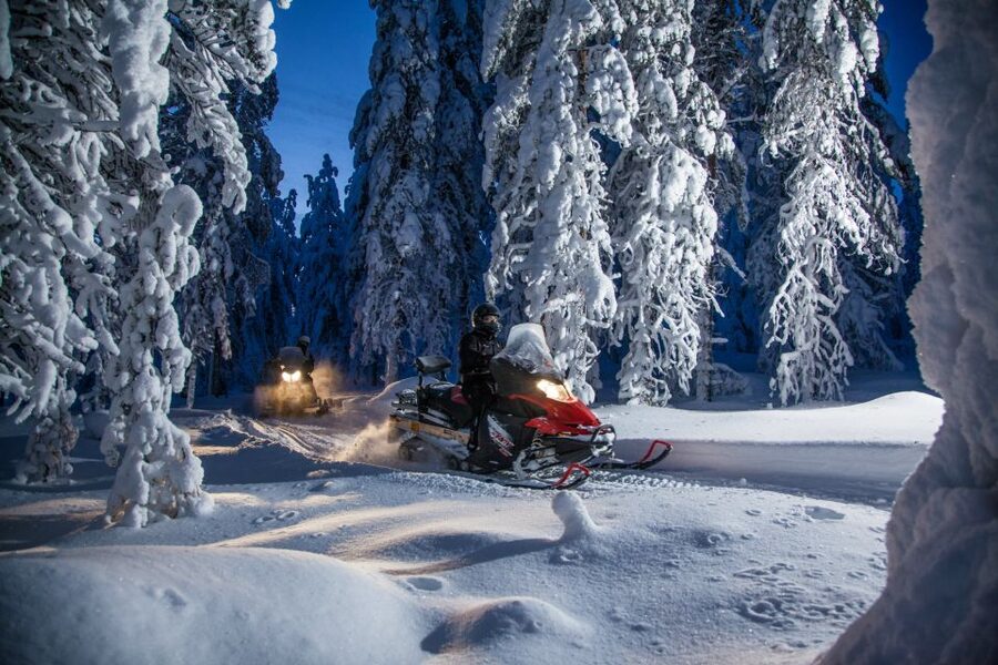 Rovaniemi: Snowmobile Safari & Campfire Evening Escape - Meeting point timing and what happens before you start riding