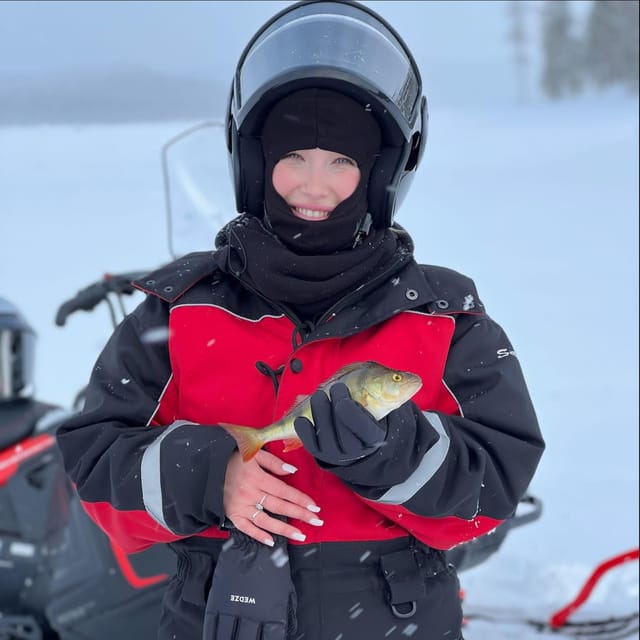 Saariselkä: Ice Fishing Tour to Lake Inari, reindeers& lunch - Ice fishing on Lake Inari: how the guide helps you start catching