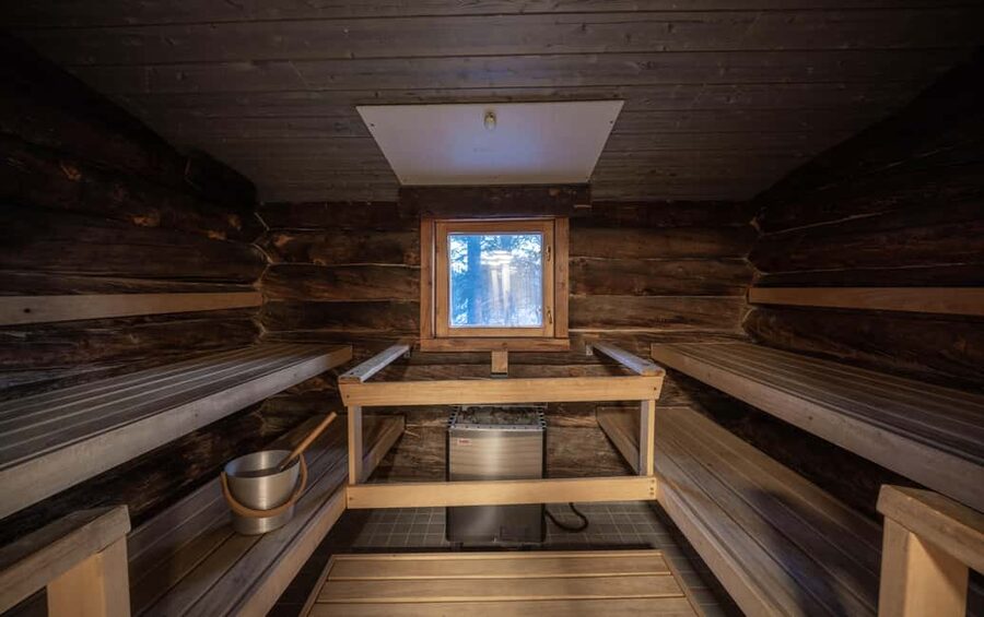 Saariselkä: Kuukkeli Saunaworld (Smoke Sauna) - Aurora panoramic sauna: warm seating with a clear line to the night sky