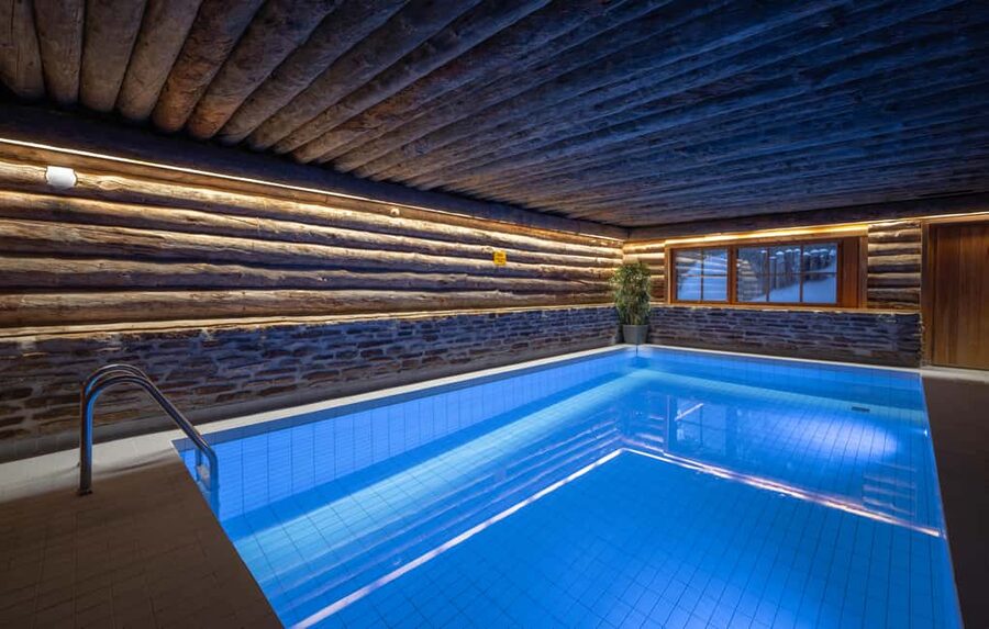 Saariselkä: Kuukkeli Saunaworld (Smoke Sauna) - Reindeer nearby: a Lapland moment you can actually catch between swims