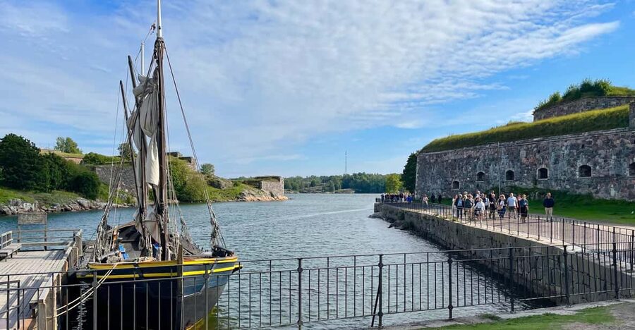 Suomenlinna tour in French with Doro - Getting there from Helsinki: ferry Line 19 and your first win