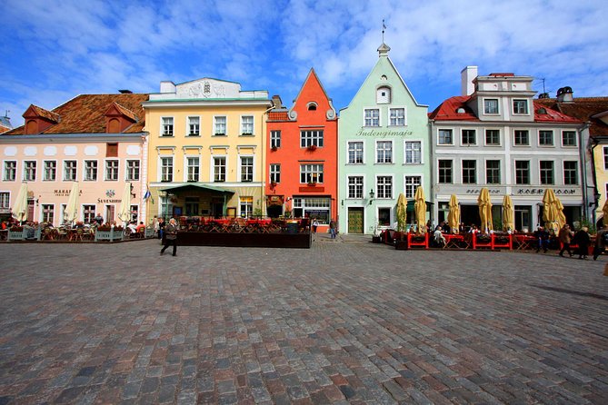 Tallinn Day Cruise from Helsinki - Kadriorg Park and the calmer pace that breaks up the day