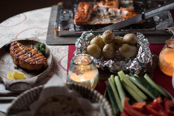 Traditional Lappish evening in the wilderness with dinner - The dinner part: smoked salmon and a real wood cabin setting