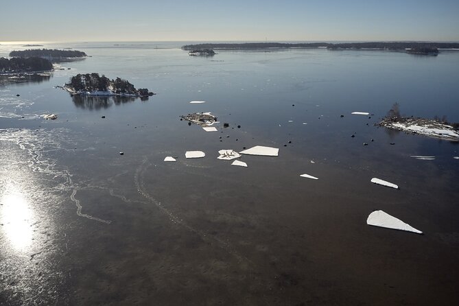 Winter kayaking in Eastern Helsinki archipelago - The ice reality check: a potential surprise during landing