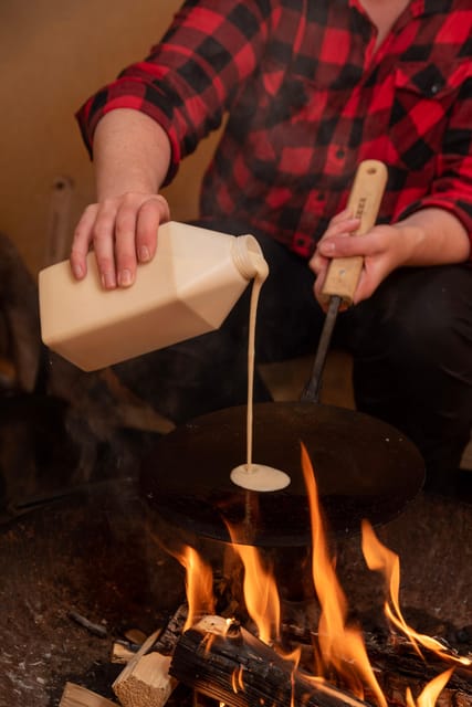 Ylläs: Fireside tasting in a traditional lavvo - The food program: pancakes with smoked reindeer, then the sweet stuff