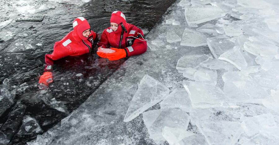 Ylläs: Lake Ylläsjärvi Ice-Floating Experience - Rescue suits that do the heavy lifting (and help you stay calm)