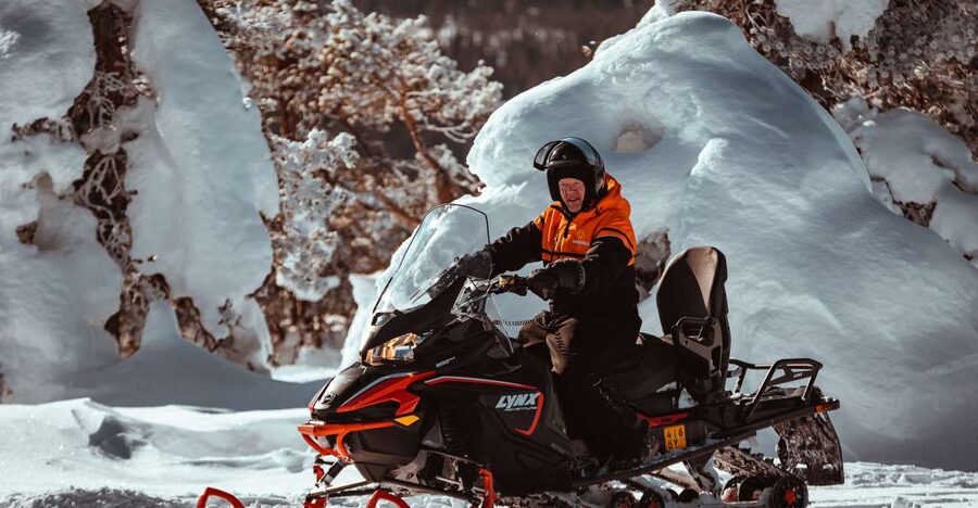Ylläs: Snowmobiling ABC - Entering the warm-up zone: safety brief and winter clothing in Ylläs